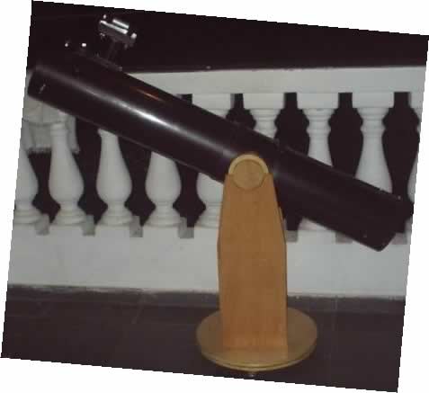 foto lateral, mostrando a montagem dobsoniana e o tubo do telescpio